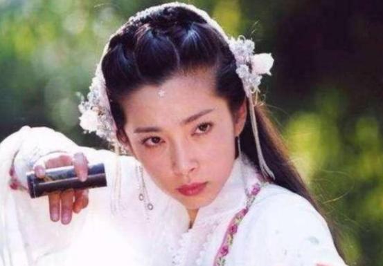 张雨绮|48岁李冰冰入驻直播平台!礼裙领口开到肚脐眼,因太过性感被举报