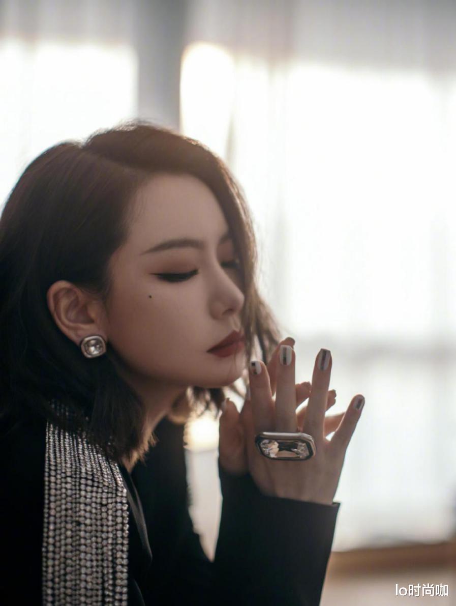 lo时尚咖|戚薇的“暗黑浓妆”太惊艳，穿黑色紧身裙妩媚撩人，气场两米八