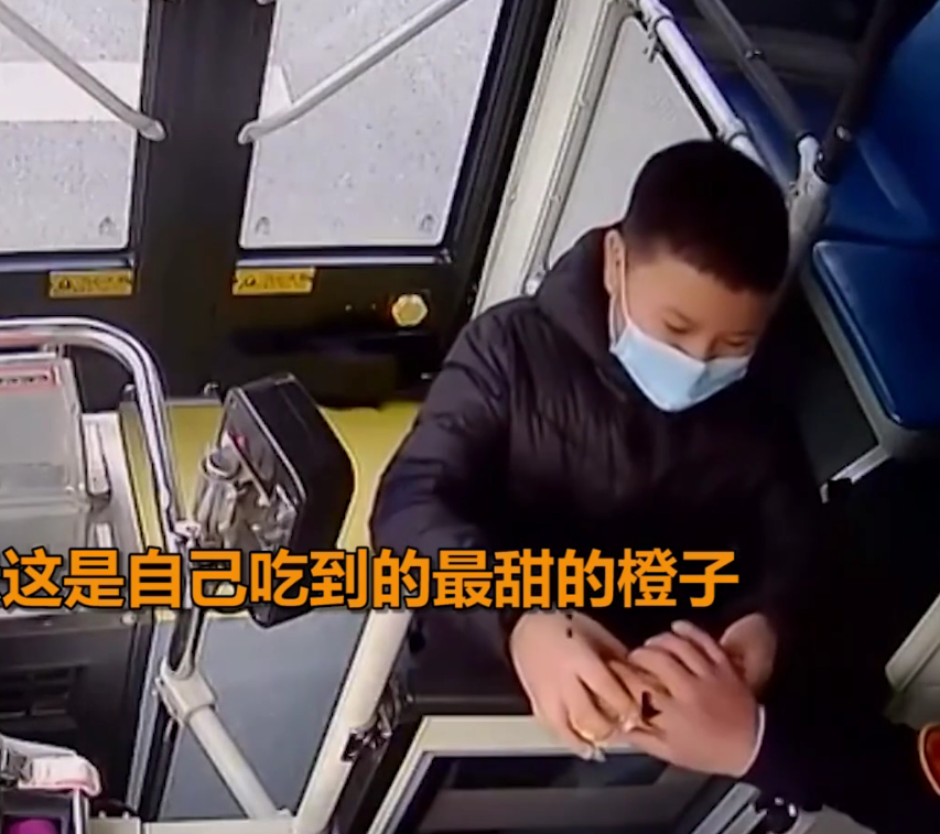 美芽妈妈|小朋友护送怀孕妈妈坐公交，3个行为感动司机，网友：这才是教养