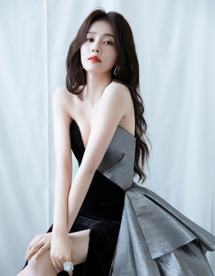 白梦妍|白鹿穿灰黑色礼裙拍大片，身材婀娜超冷艳，网友：长得很像李沁！