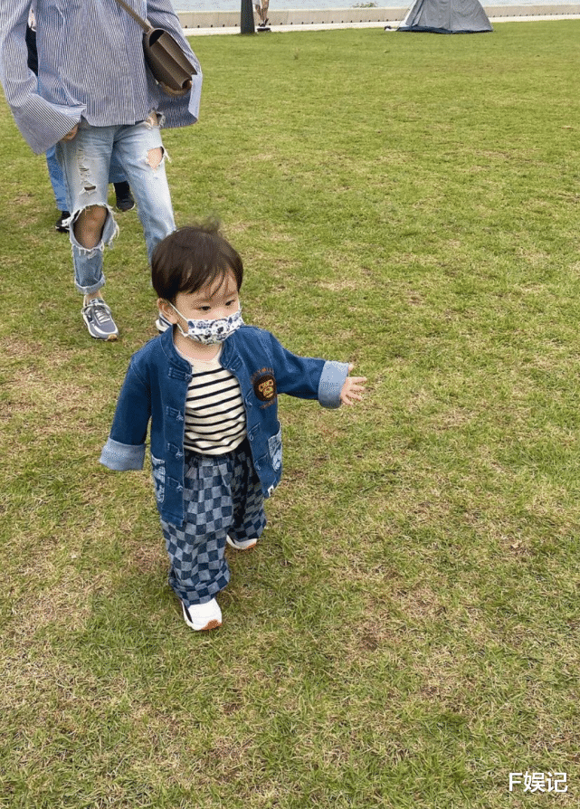 申世景|TVB小生陈山聪放假陪妻儿游玩享受家庭乐 1岁儿子学走路的模样可爱