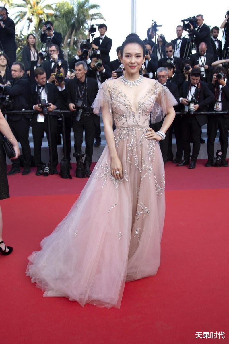 天果时代 章子怡真有国际范,一袭V领连衣裙优雅精致,哪像俩娃的妈