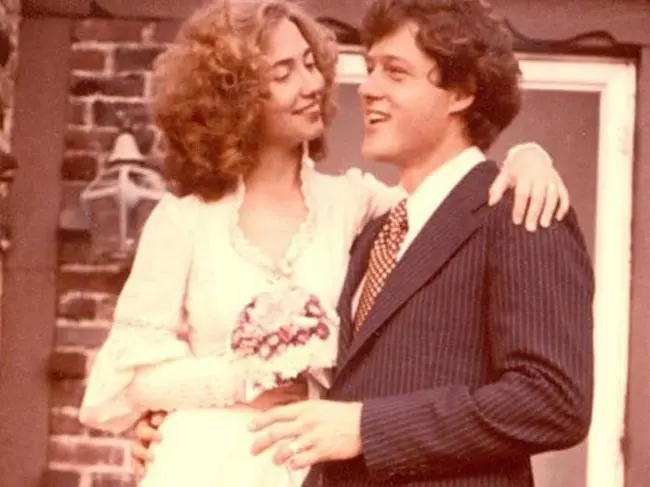 星猫亲子家园|克林顿离开ICU,看到搀扶他出院的女人,想起很多往事