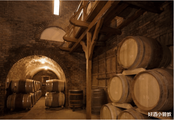 山楂|喝红酒时,为何都是用高脚杯?塑料杯不行吗?网友:塑料杯你试试