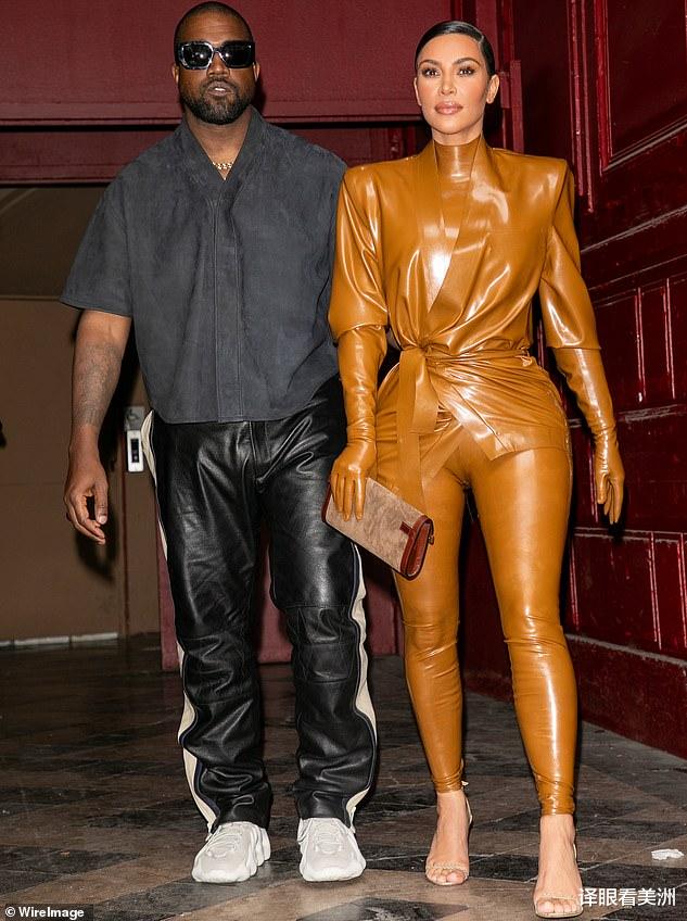 金·卡戴珊|卡戴珊读书照,穿细肩带清凉装看到网友忍不住:书真的没有人好看