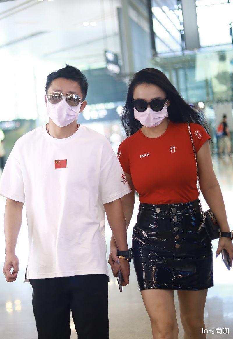 lo时尚咖|冉莹颖穿衣太时髦,跟老公同行太给老公长脸,穿紧身裙身材太火辣