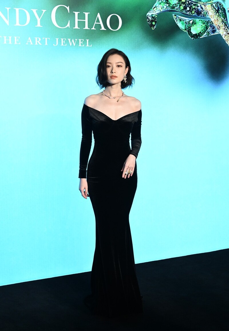 BiuFashion|倪妮的“瓷瓶”身材太绝了，白色净版裙穿得也这么魅惑，真够撩人