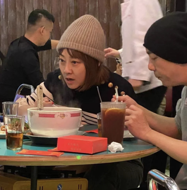 张卫健|张卫健夫妇用餐被偶遇，47岁张茜素颜略显老，结婚十余年恩爱有加