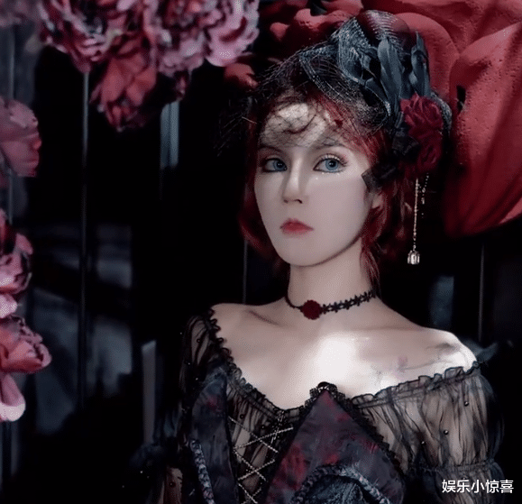 明星素颜|真人芭比迪丽拉素颜出镜，柳叶眉、尖鼻子，网友：老了可怎么办？