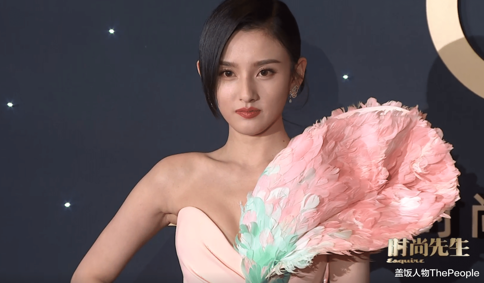 火龙果|时尚先生红毯女星抢镜：有人穿成火龙果，还有人发型撞款潘长江