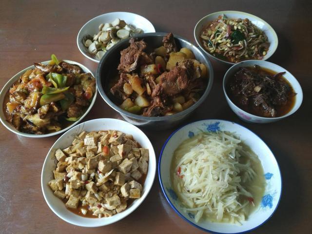 从不改名的小蘑菇 家族聚会，准女婿中途偷偷买单离开，回家后看到群消息，当场愣住