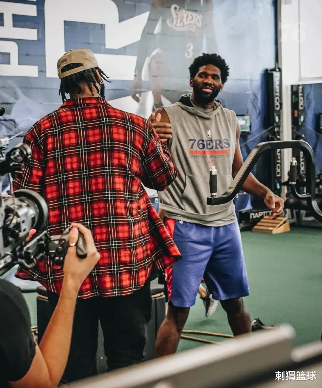 西蒙斯 关系破裂！彻底失联！一心想去勇士？年薪3159万，谁顶得住... ?