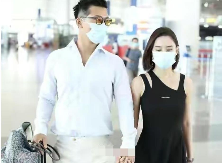 育妈计|高调恋爱2年的何超莲窦骁，现身机场全程无交流，或在“闹情绪”