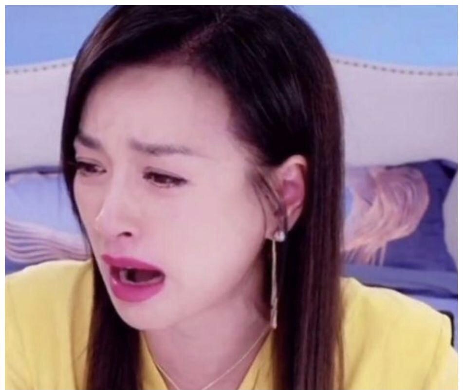 张庭|别再相信“冻龄女神”，50岁张庭把妆哭花，素颜状态让人不敢认