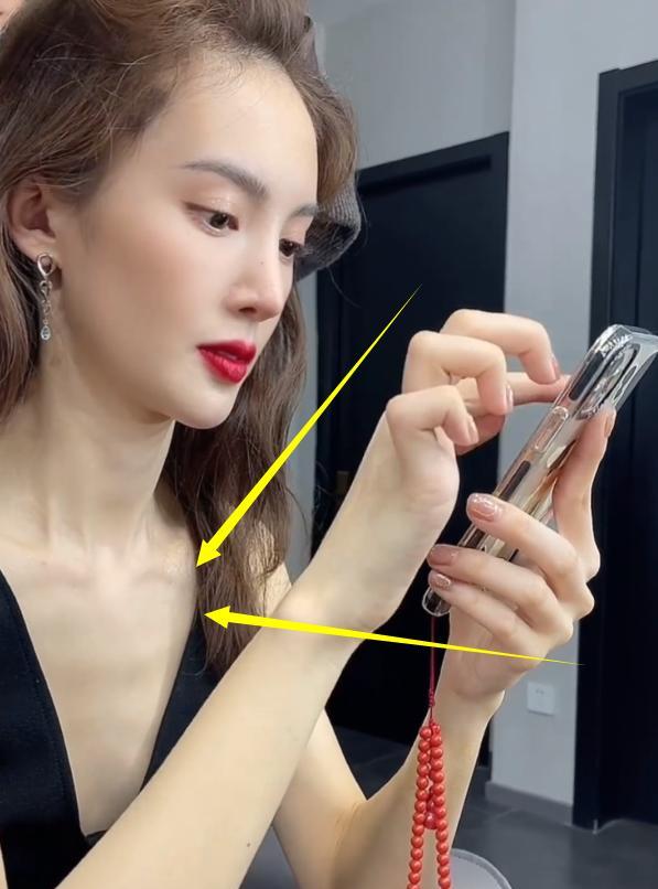 金晨|金晨瘦成啥样了，化妆时被拍，看见她穿V领的身材：就剩一层皮了