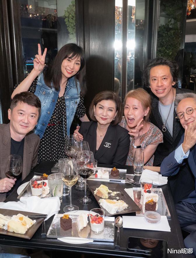 叶童|58岁叶童真老了，穿T恤裙喝红酒面黄肌瘦似大妈，同框大9岁老公似隔辈