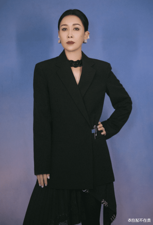 衣在配不在贵|那英退出《中国好声音》录制,裤裙叠穿优雅有范,配色简单却大气