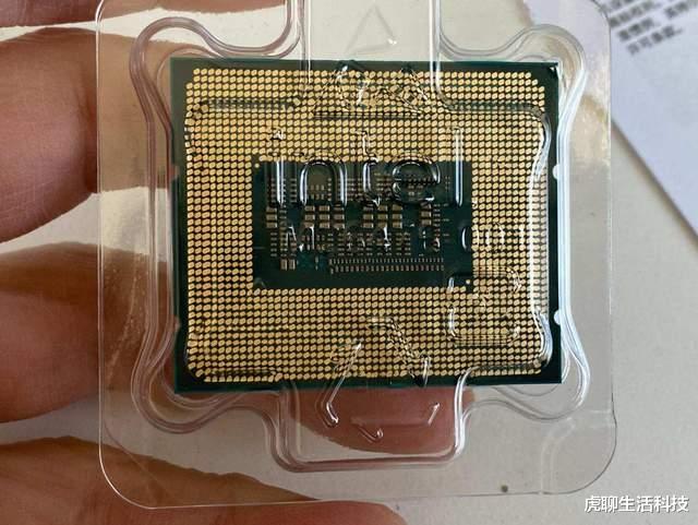 CPU|英特尔12代比11代强在哪里，咬牙入手新CPU，用690主板DDR4实测