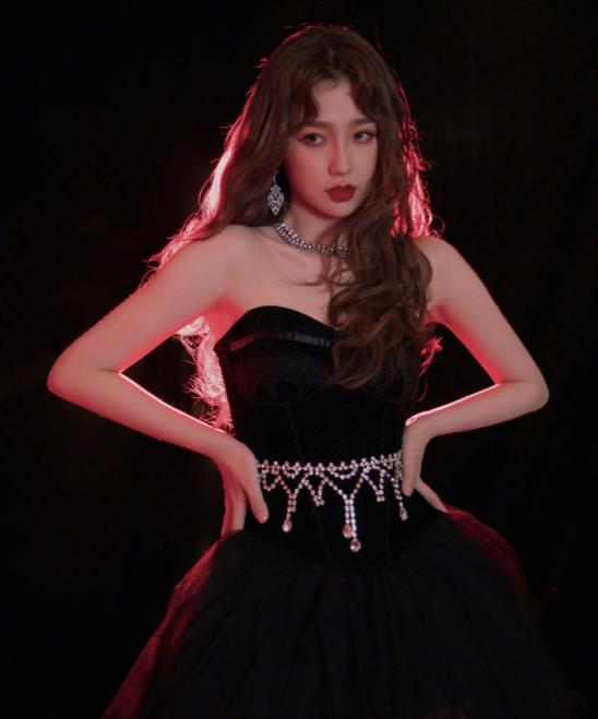 顿芳苓|虞书欣红色露背泳装开叉到腰尾，身材凹凸，调色过度脸白到刺眼