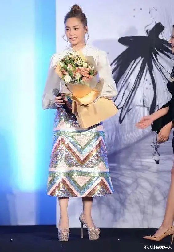 花仙子|明星身高内卷太严重，踩恨天高走红毯，合影狂垫脚，增高垫好明显