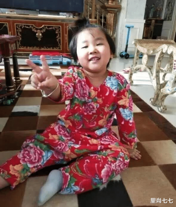 郭德纲|郭德纲罕见晒俩儿子,小儿子手臂胖成“莲藕节”,戴金手镯似福娃