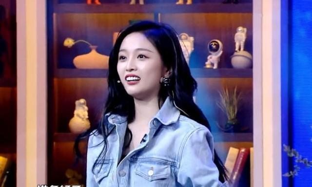 邬靖靖|吴宣仪上台表演，身后王一博表情抢镜，暗示肖战没来有多憋屈