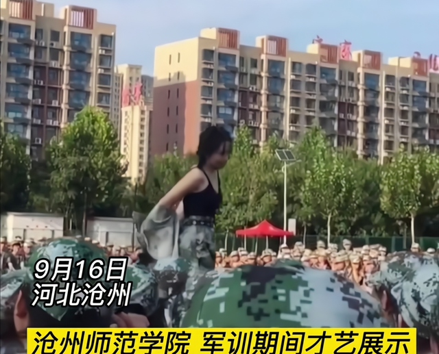 热舞|大学军训“白衣更有料”？美女热舞引争议！网友：她是酒吧台柱子