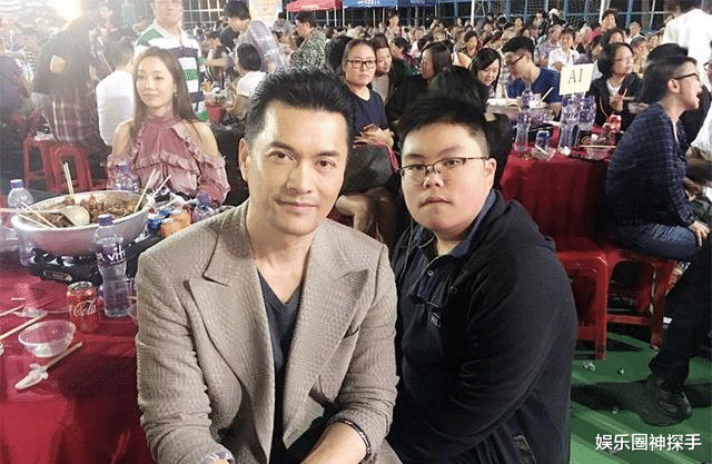 张嘉益|65吕良伟儿子长大了，20岁的他“等比例”长大，父子合影有意思
