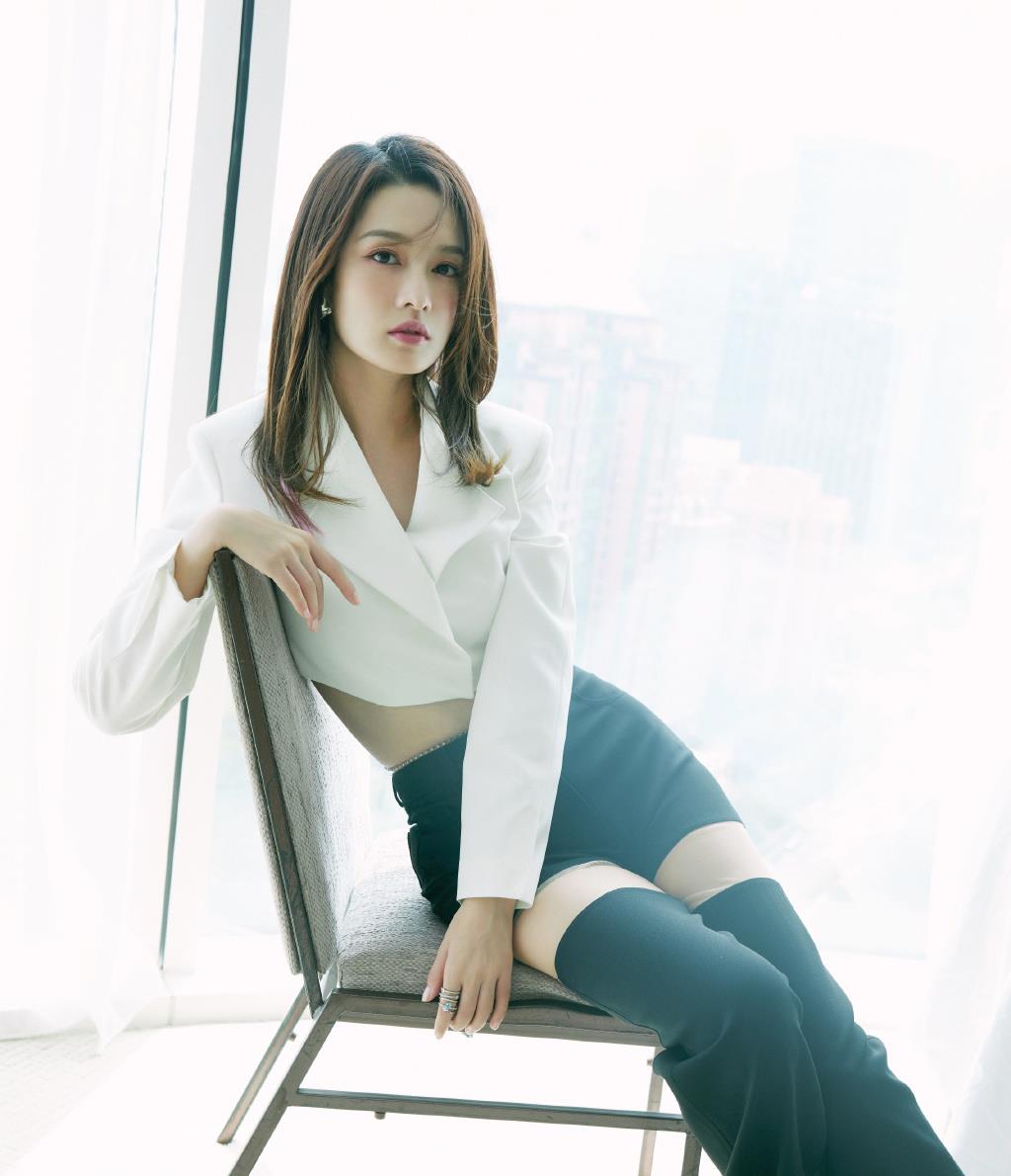 清娱吧|李沁真美,浅蓝色衬衫配牛仔短裙,清新时尚很有格调