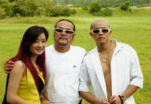 凤凰传奇|“凤凰传奇”组合23年却不是夫妻,现一个年入千万,一个欠债累累