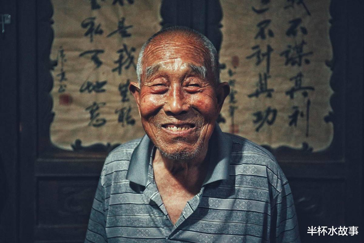 民间故事|民间故事：老人钓鱼时，大鱼不吃钩也不走，等掉水里才知是为等他