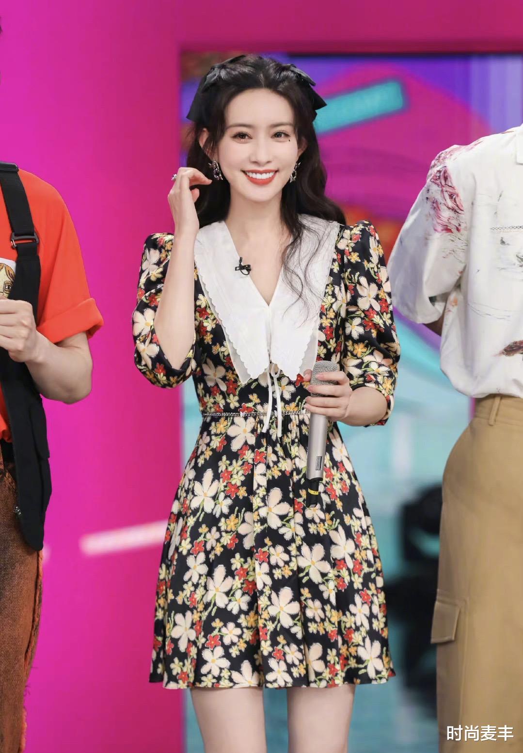 时尚麦丰|孟子义《快乐大本营》路透，碎花连衣裙翻领设计，多了一份甜