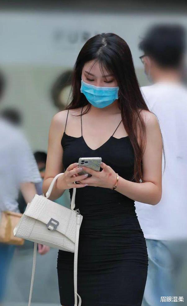 眉眼温柔 简单的黑色吊带包臀裙，把小姐姐的气质衬托的充满高级感