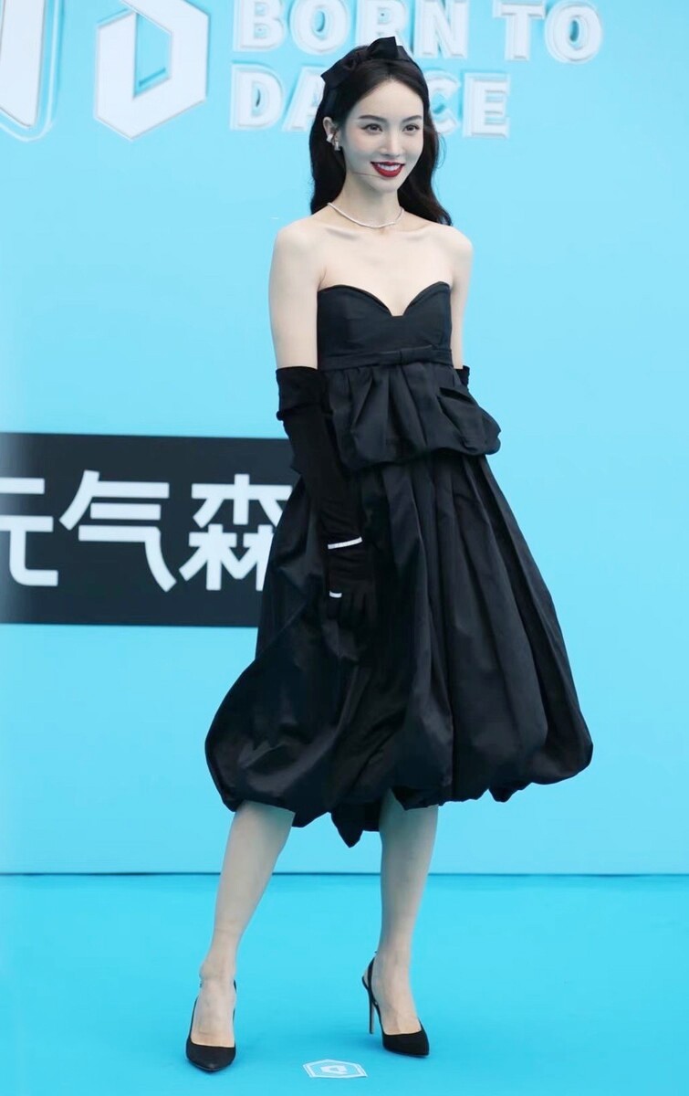 大表姐的时尚圈|171cm金晨还是太瘦了，抹胸裙造型毫无“曲线感”，全靠颜值硬撑