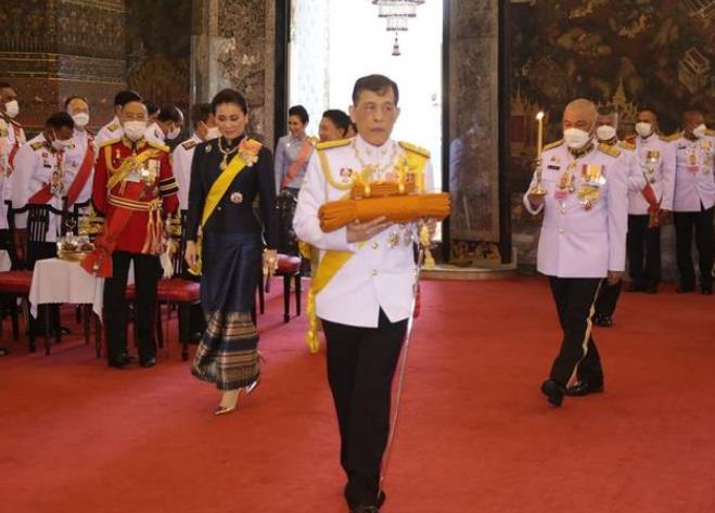 诗妮娜|苏提达亮相小动作不断，删减诗妮娜高光镜头，经历失宠不知退让