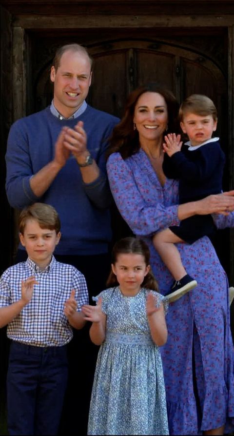 时尚风行派|夏洛特公主也是睫毛精！手捧蝴蝶纤长睫毛引人羡，T恤只售35元？