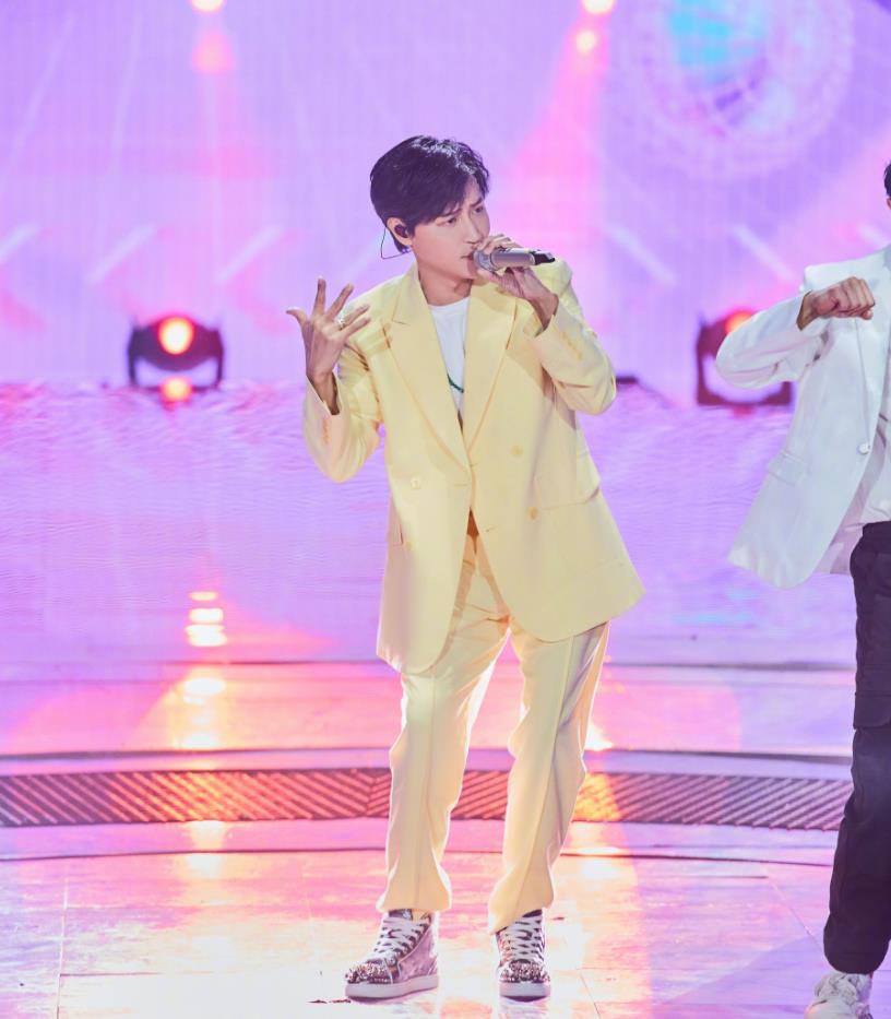 陈志朋|太拼了！49岁陈志朋继减肥24斤后，又在舞台上大秀一字马