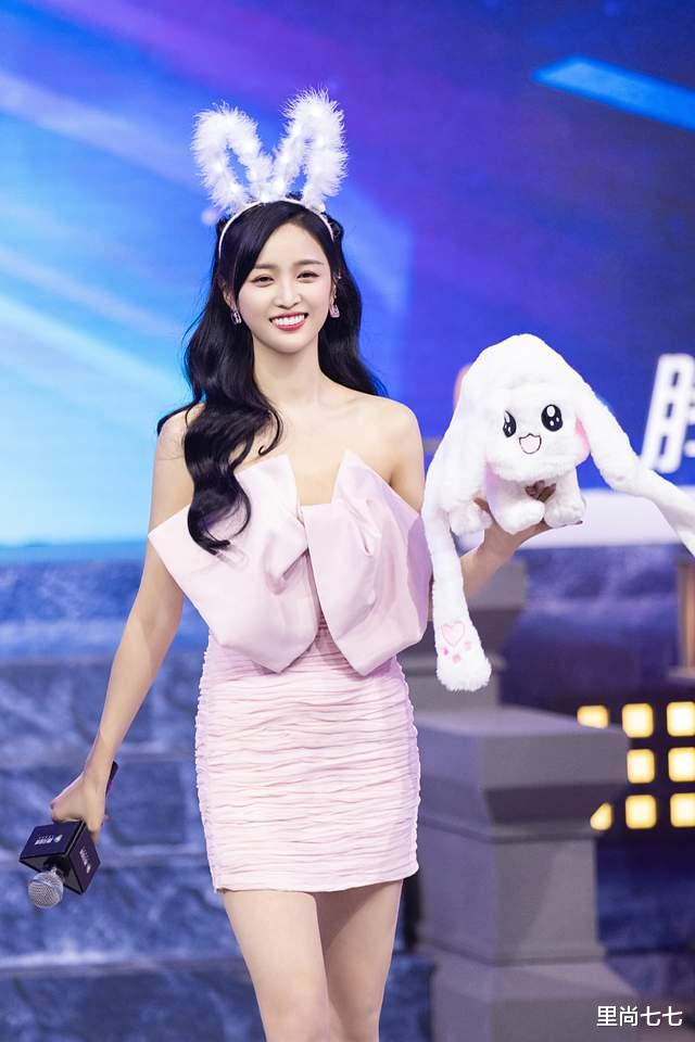 肖战|斗罗大陆开播六怪合体，肖战夹克搭领带超帅，吴宣仪穿粉裙腿真长