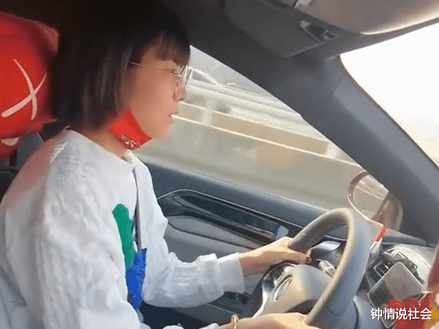 天津一女子开车不敢下高架,错过5个出口丈夫耐心指导,还遭反驳