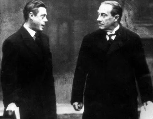 英国|爱德华八世42岁为爱退位，死前却要求见女王，无儿无女只能靠侄女