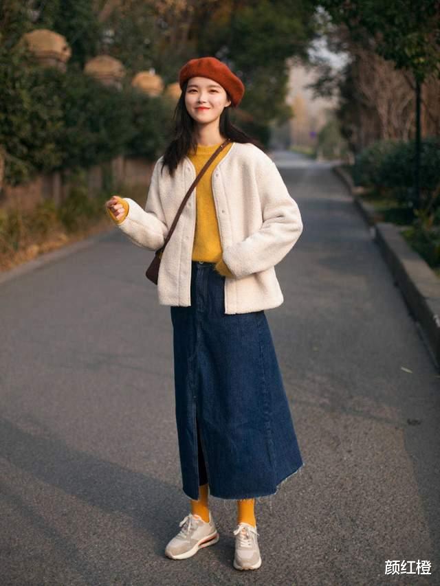 颜红橙|秋季怎么穿出高级感？毛衣外套搭配牛仔半裙减龄俏皮，保暖舒适