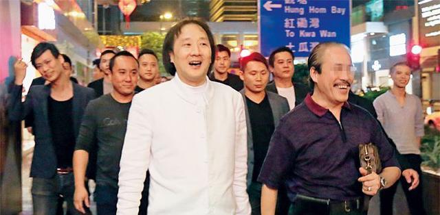 辰仔 62岁上海仔获释后仍潇洒，仨保镖陪伴买红酒，经典“冬菇头”再现