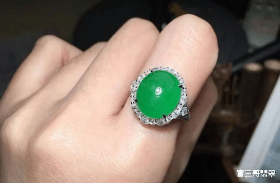 翡翠|买翡翠都要看鉴定证书，但是你知道翡翠是怎么进行鉴定的吗？