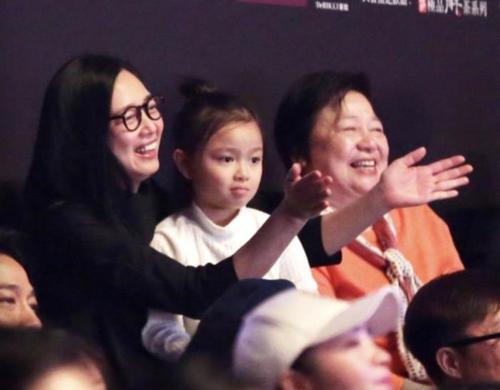 刘德华|刘德华辅导女儿写作业,气到发飙,网友:“天王”也难逃一劫啊