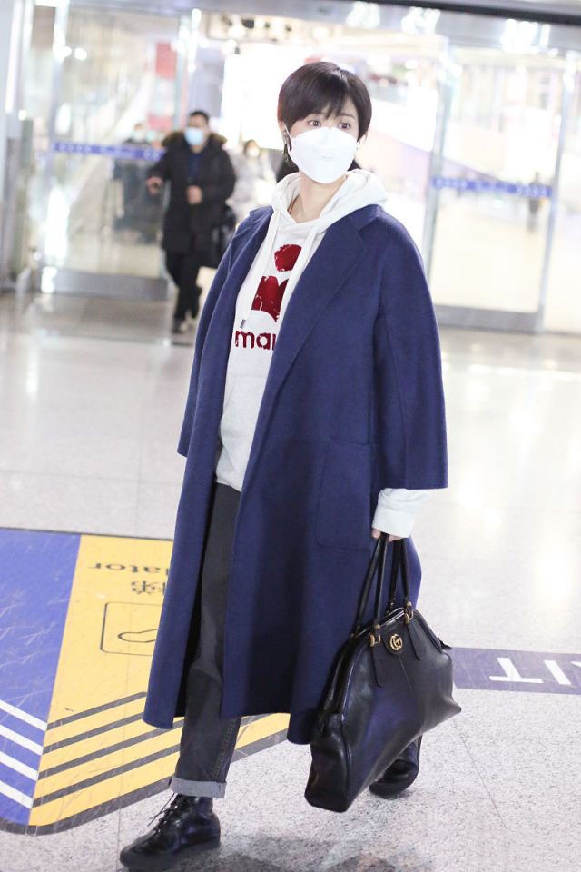 蒋欣|蒋欣看起来一点不像130斤，穿茧型大衣巧藏肉，剪短发嫩成高中生