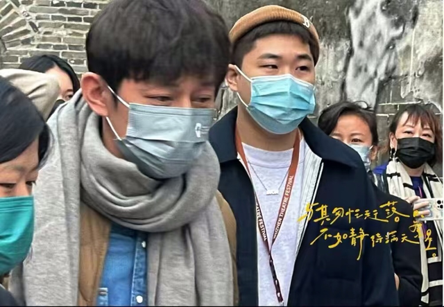 钱三一|何炅晒照告别乌镇，未露正脸引猜测，此前屡被拍面容憔悴醉酒痛哭