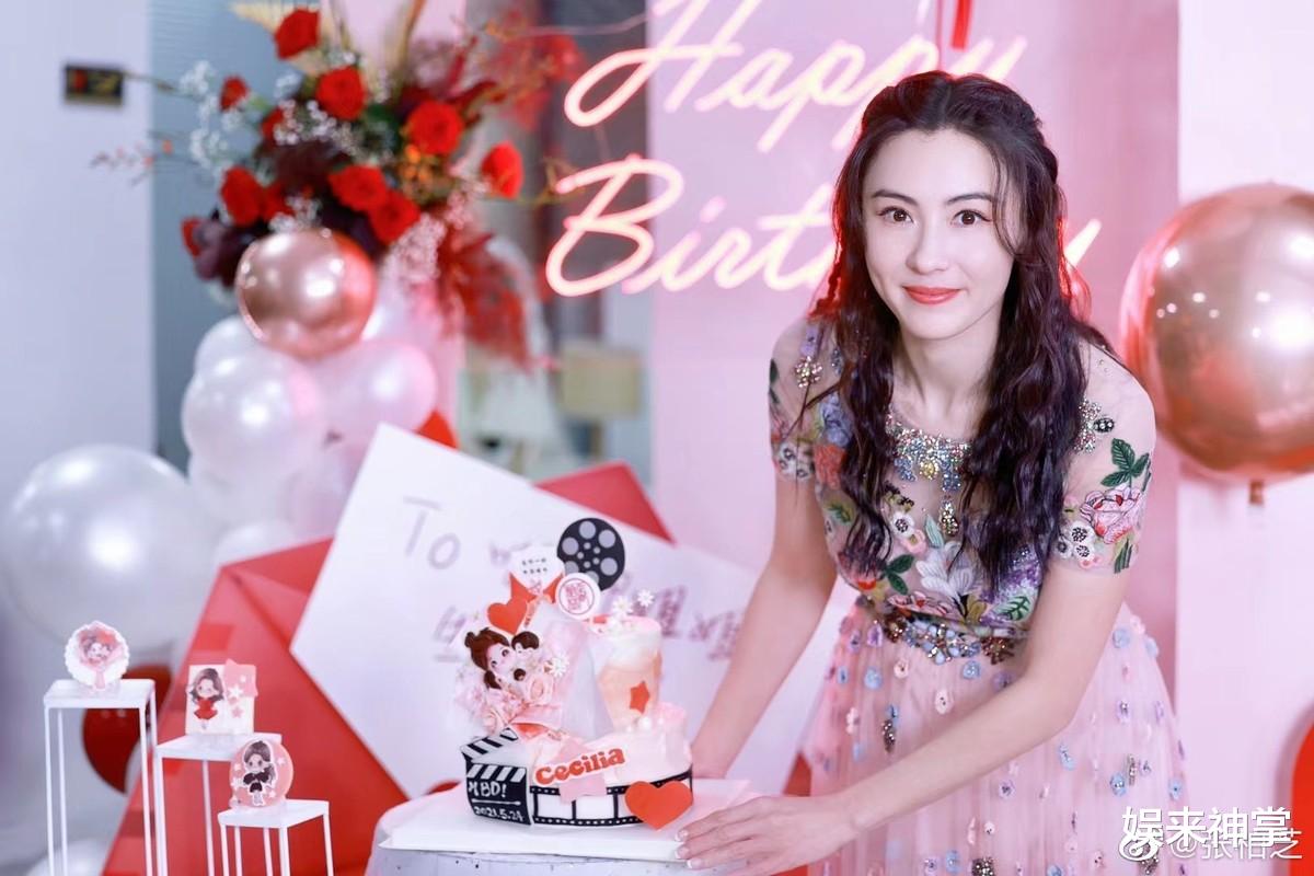 张柏芝|张柏芝回应四胎传闻，被传三胎生父男子露面，真实身份终于曝光