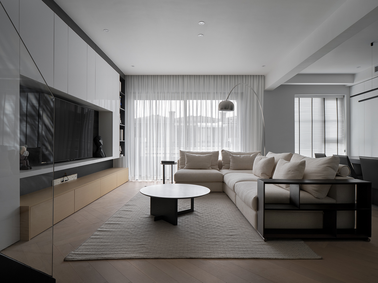 163㎡简约跃层,时尚黑白灰+暖心跳色,既稳重又温馨