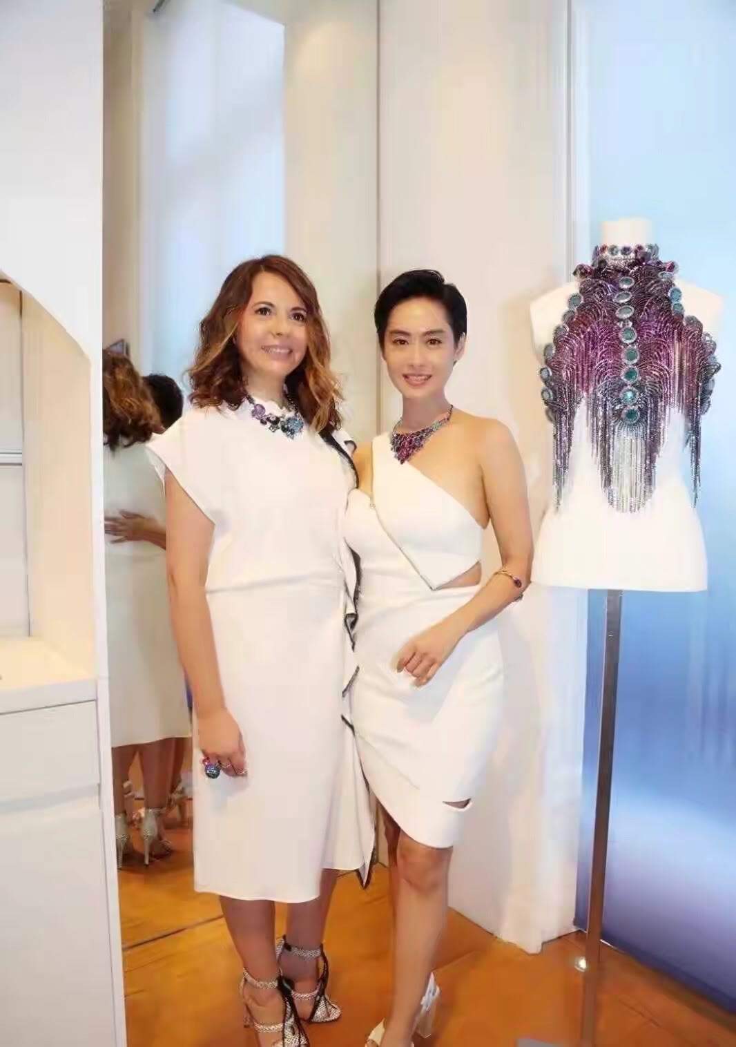 潮帮先生|朱茵越老越有魅力,穿白色开叉裙好有女人味,红毯上美成焦点