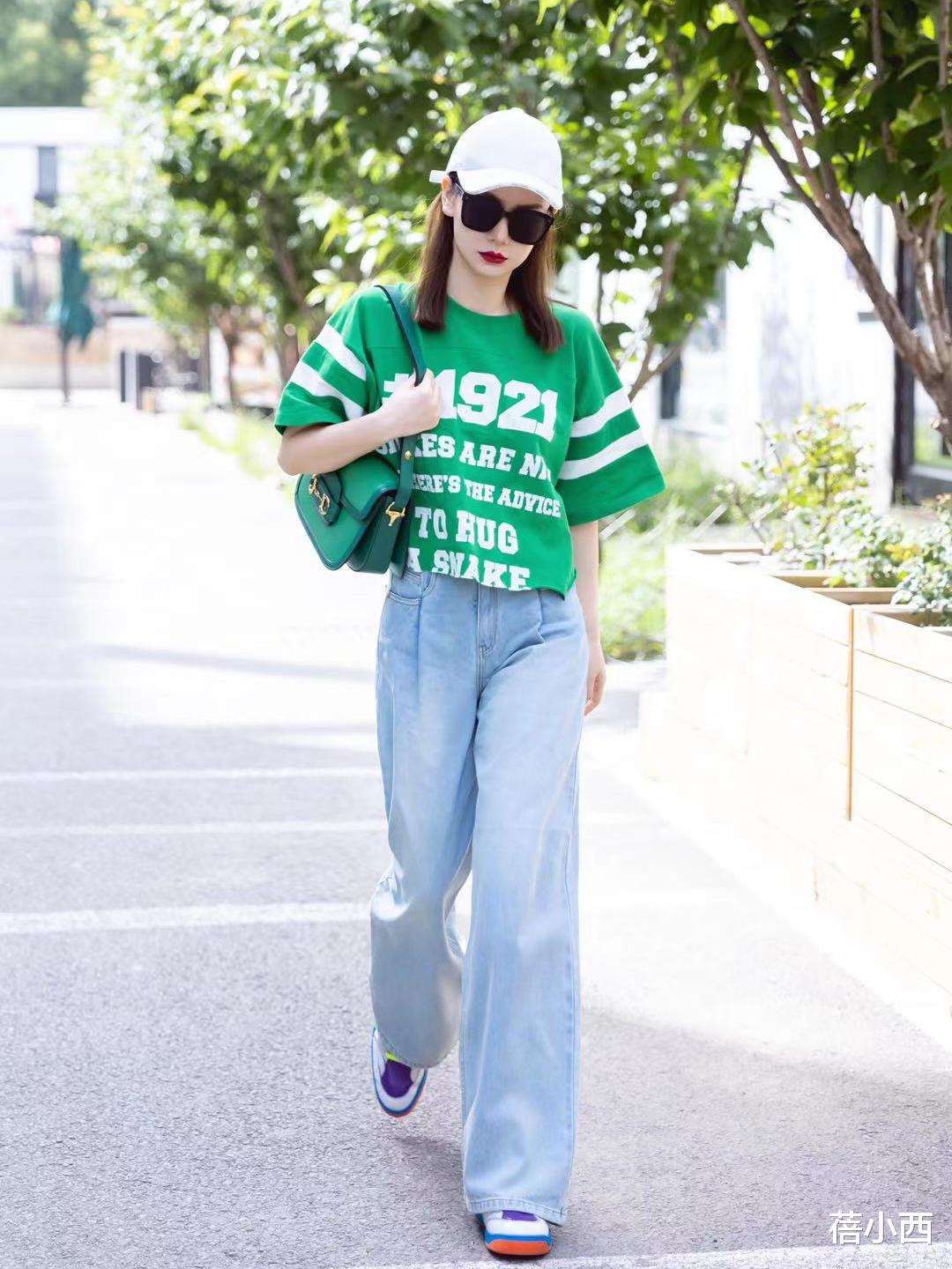 蓓小西|戚薇会穿是数一数二的,简单T恤配牛仔裤,也穿出了三七分比例
